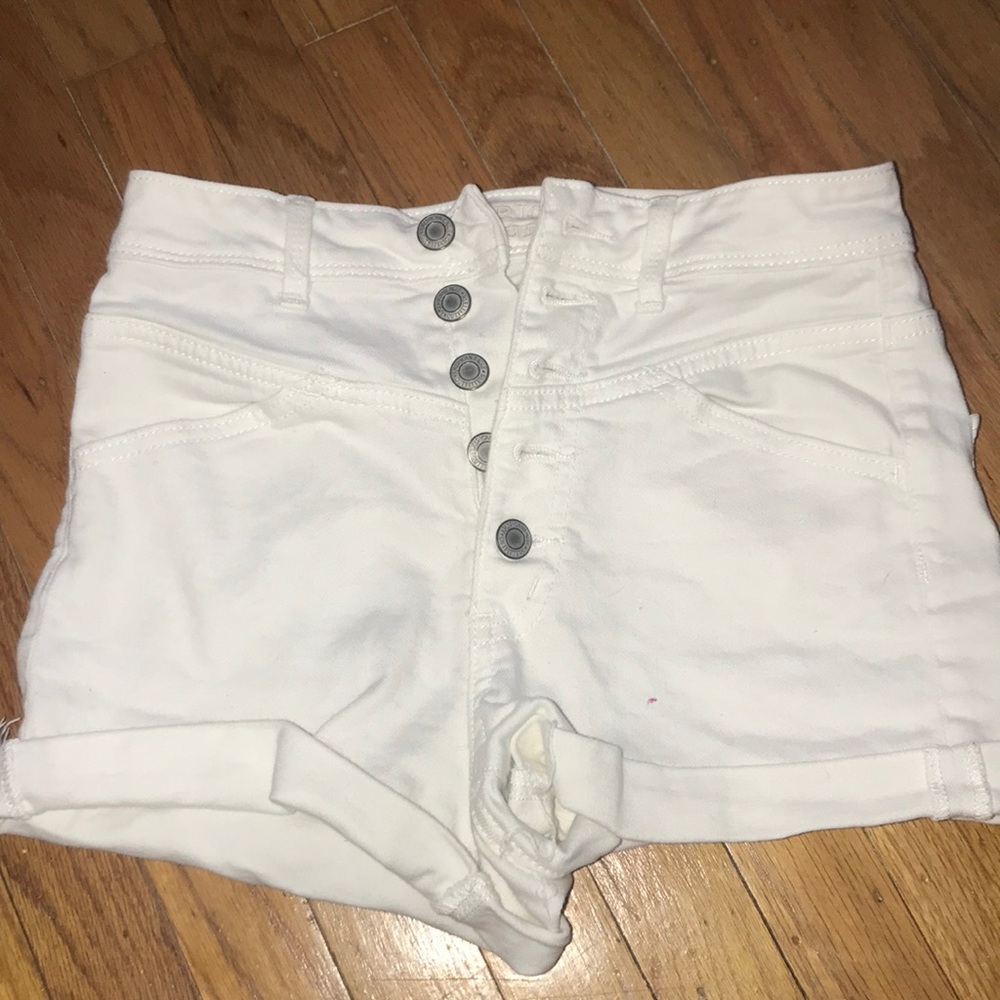 White button-up high waisted American Eagle shorts